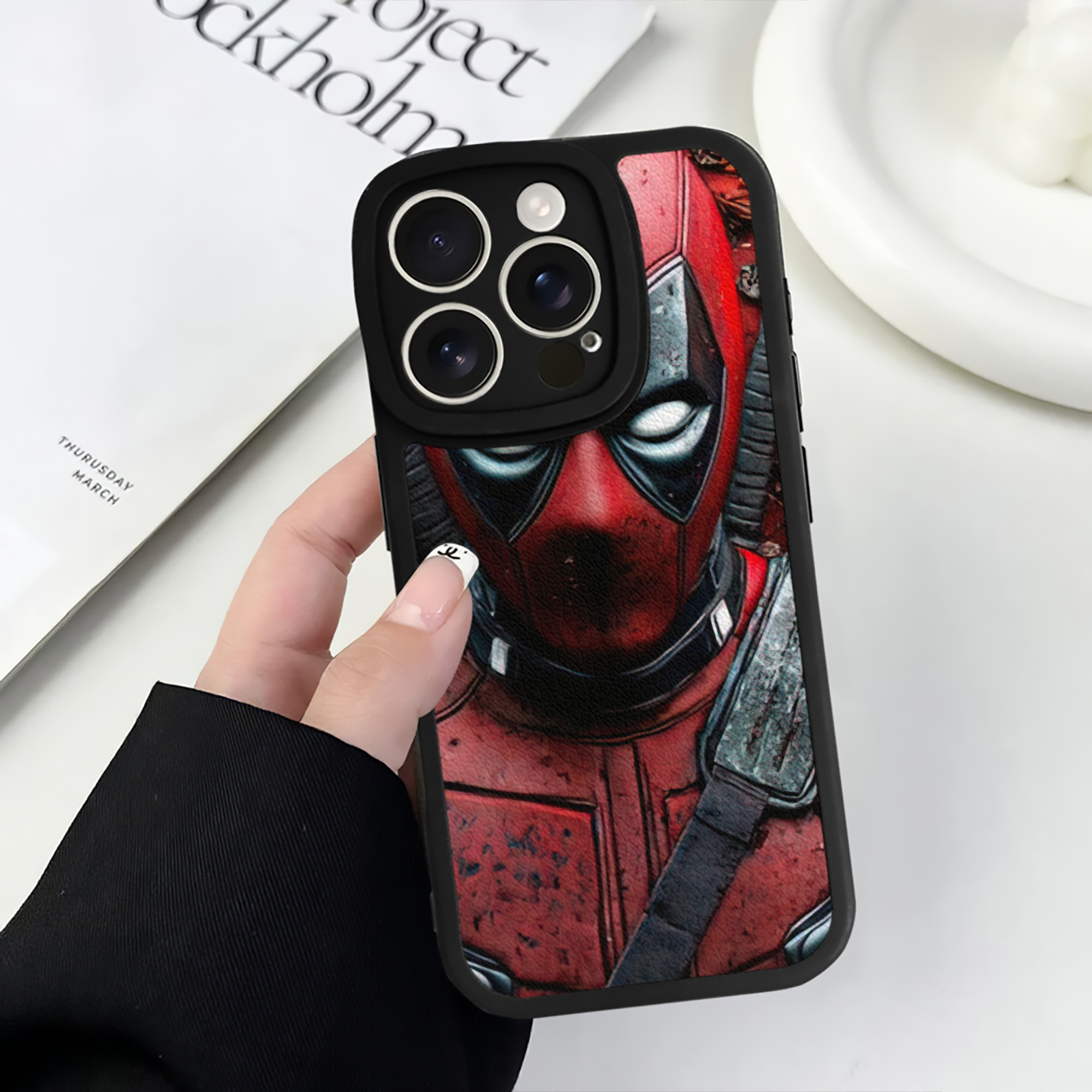 （画像用） Deadpool デッドプール 【iPhone 16シリーズ対応】シリコンスマホケース（レザー調） 材質：シリコン